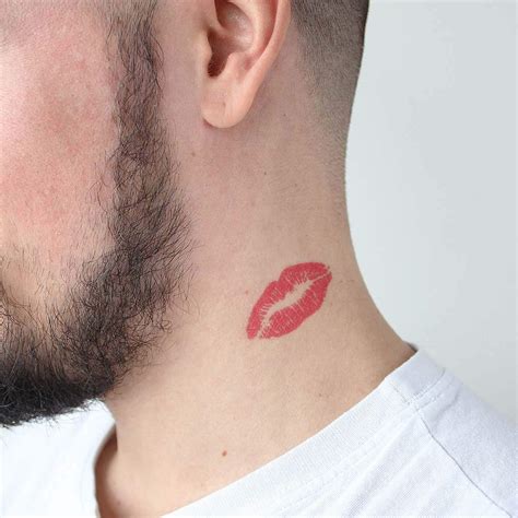 43 tatuajes de labios y besos con significado para。